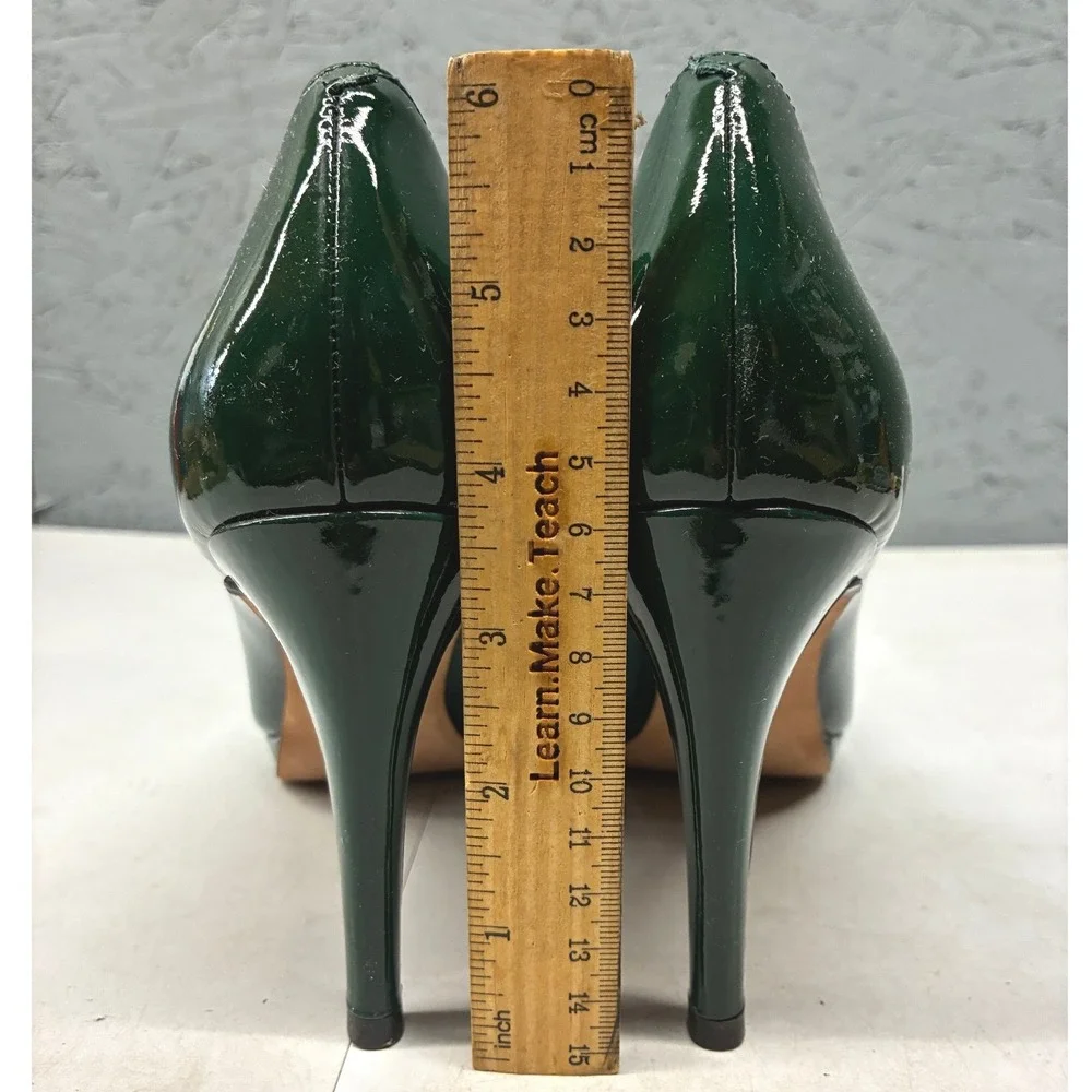 Cole Haan no visible